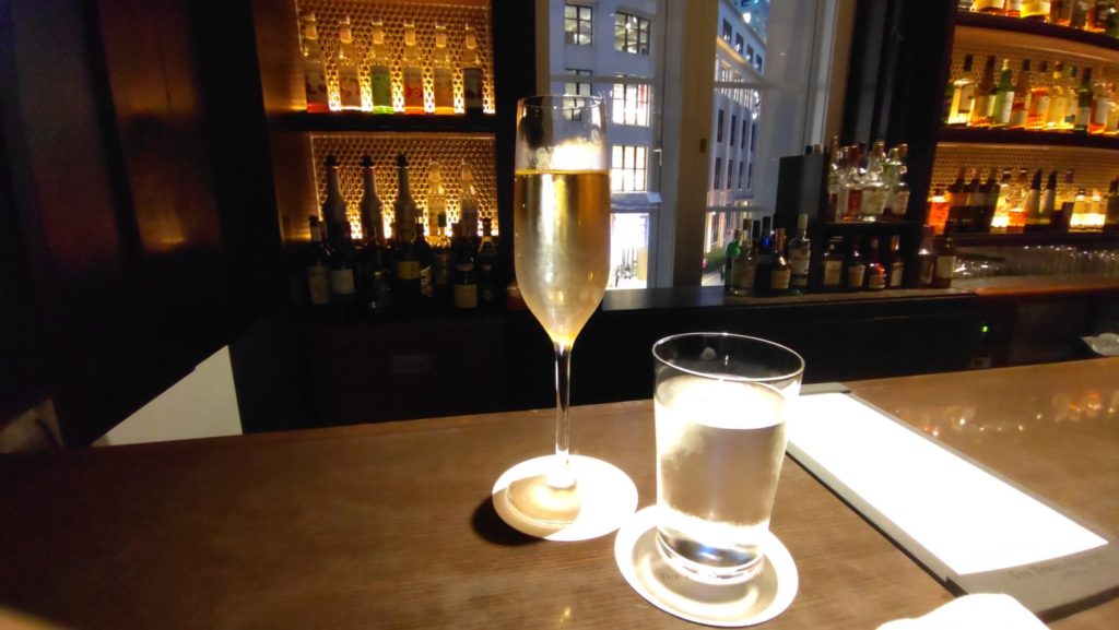 シャンパングラスに注がれたジンジャーエール