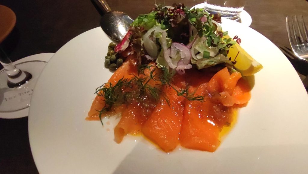 ASC認証スモークサーモンとオニオンルージュのサラダ