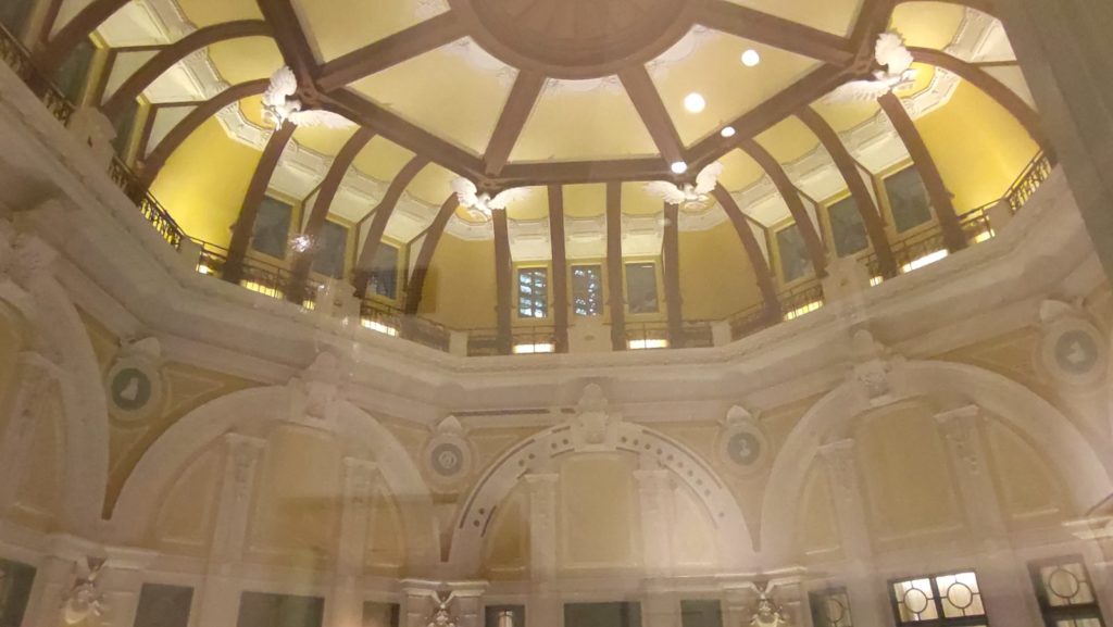 ドームサイドから見えるレリーフ