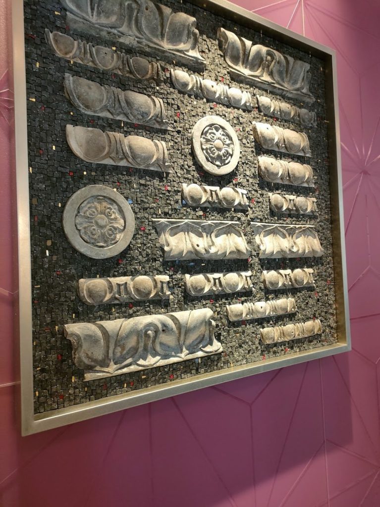 創建当時の屋根瓦のレリーフ