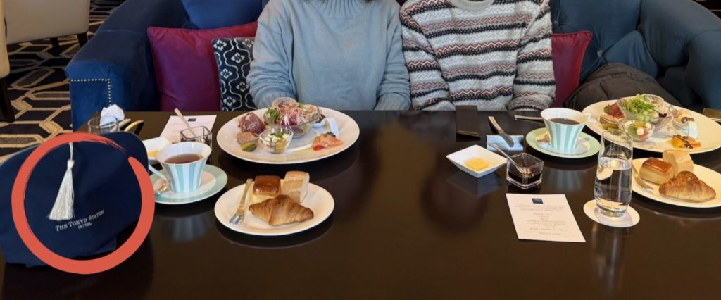 ティーコジー（左）をカメラに向けたうえでの撮影