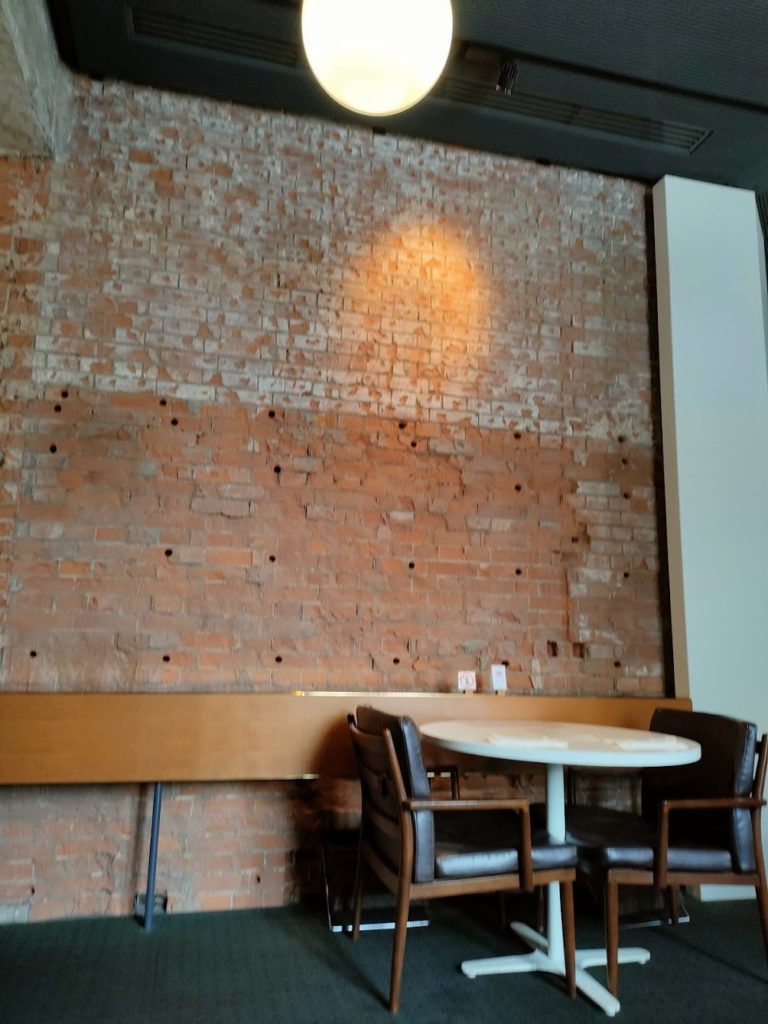 レンガを直に感じながらカフェタイム