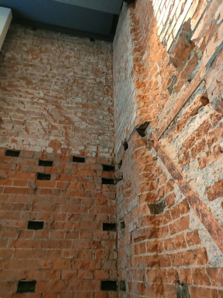 壁にはありのままのレンガがある