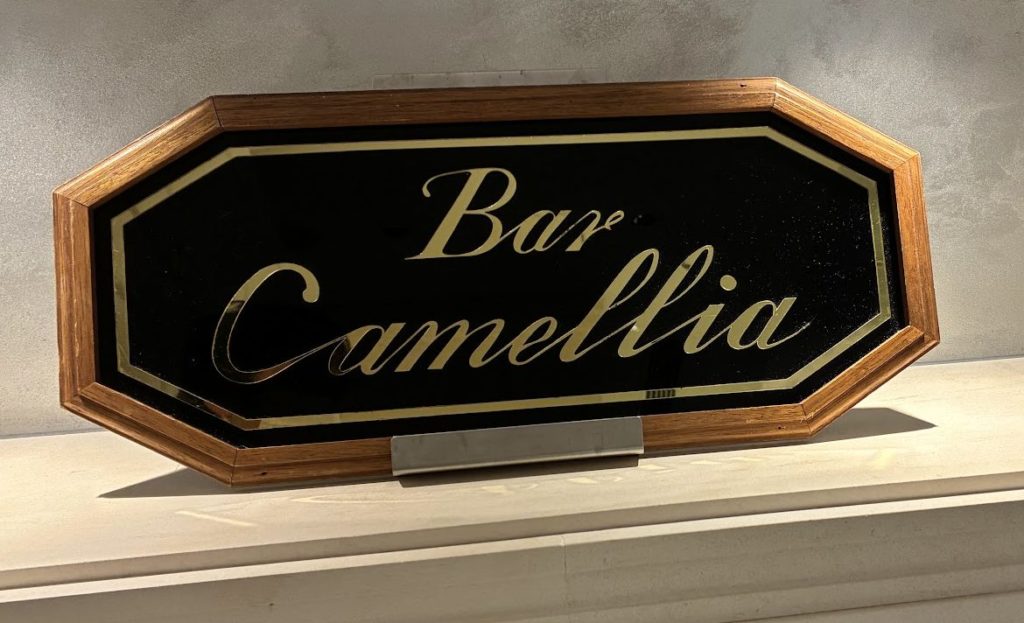 カメリアの看板