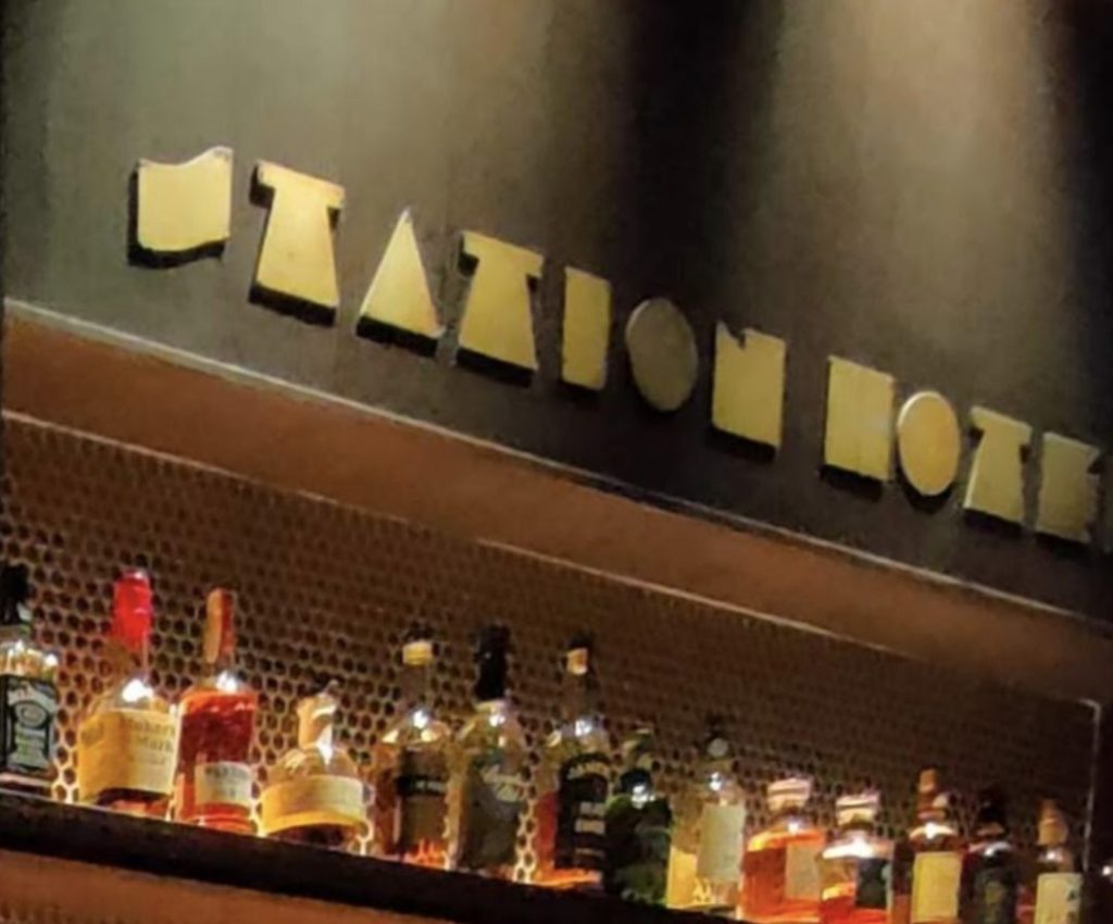 店内中央にある創業当時のロゴ