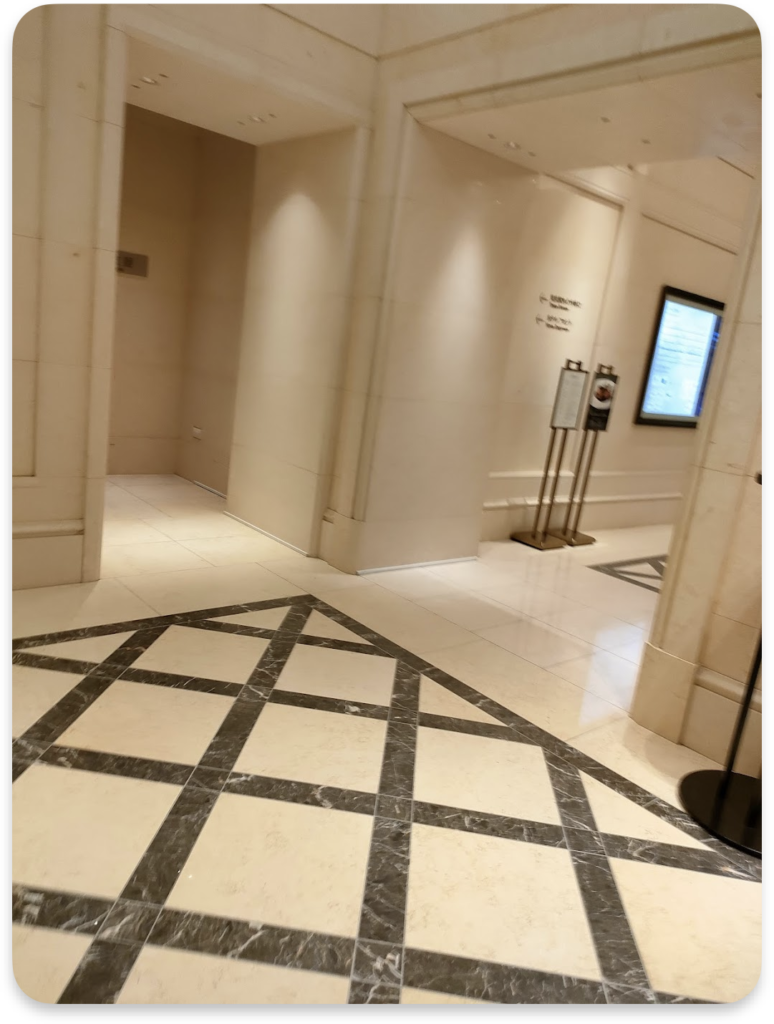 自動ドアの奥へ