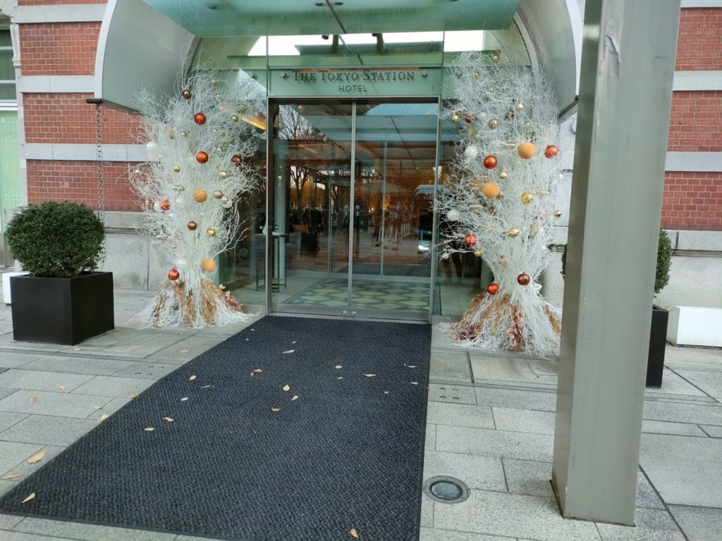 東京ステーションホテルの入口（クリスマス前）