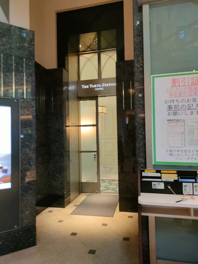 ホテルのサブエントランス（拡大）