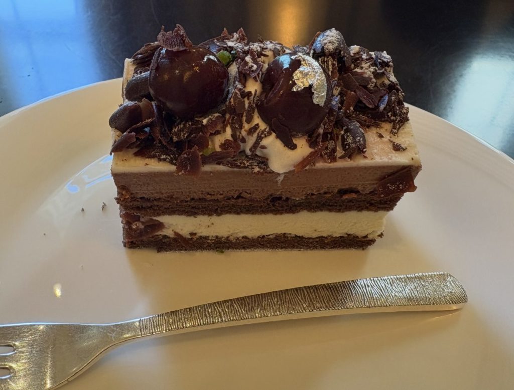 プチスイーツ(ダークチェリーとチョコレートのケーキ)