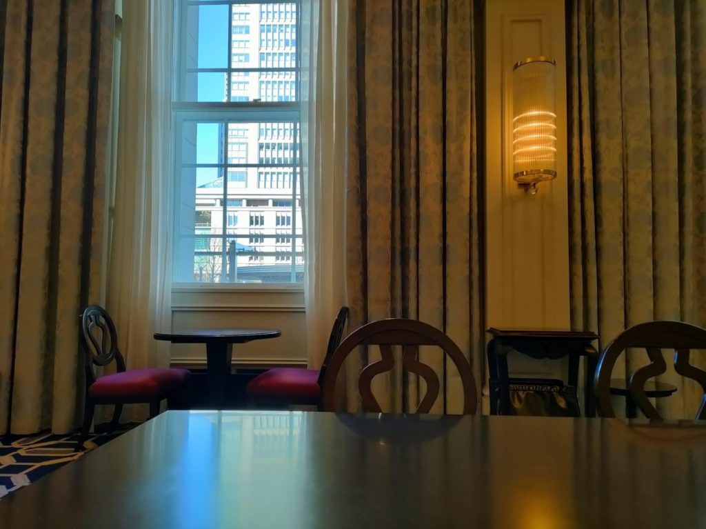 大きな窓からは行幸通りや丸ビルなどが見える