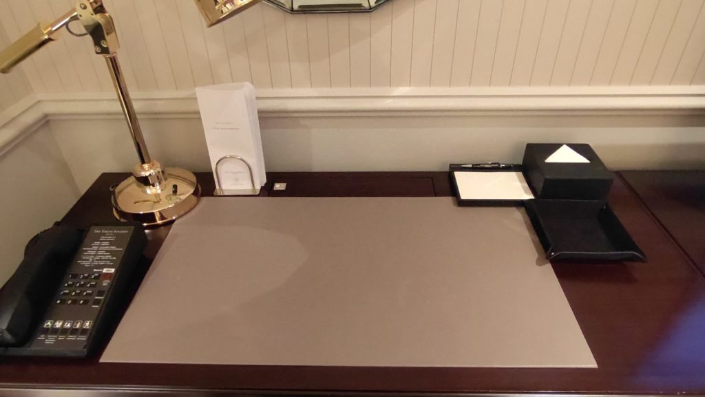 部屋の大きな机（クラシック）