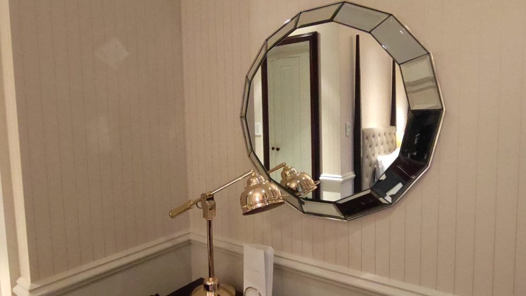 部屋の鏡（クラシック）