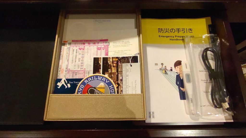 デスクの引き出しの中（クラシック）