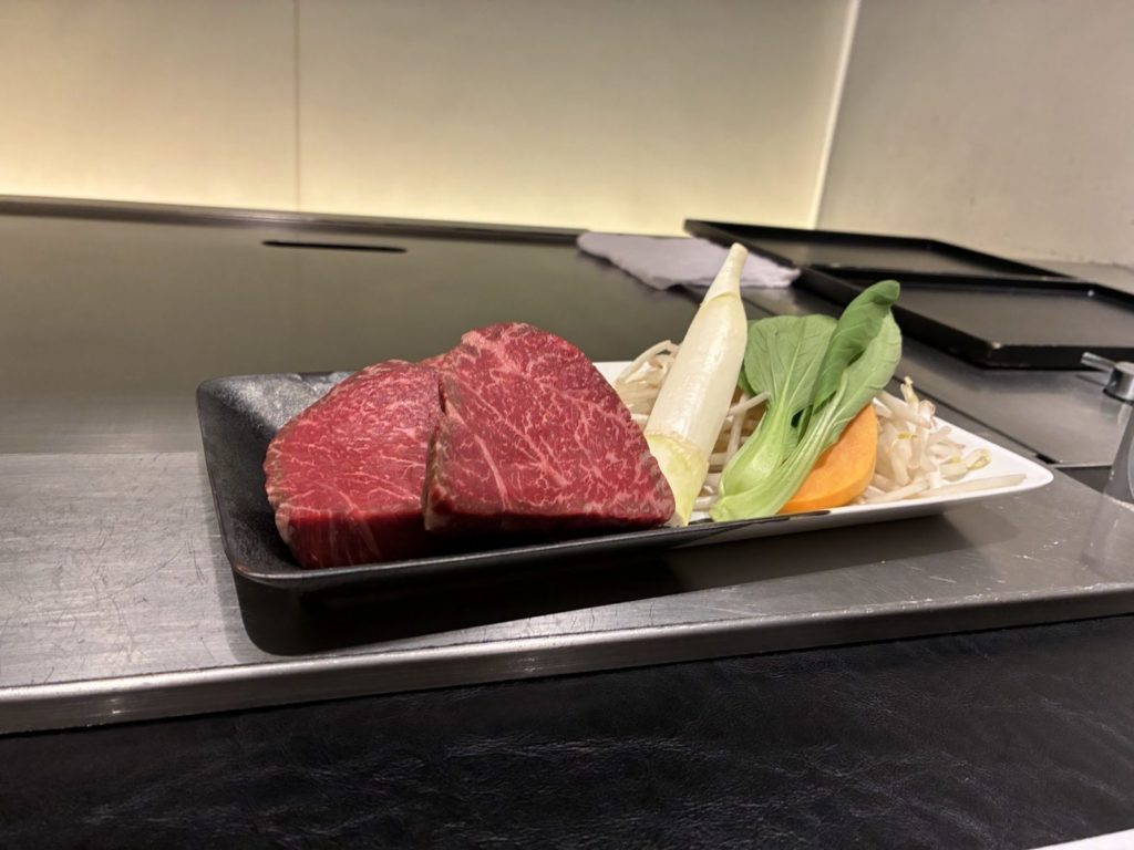 鉄板で焼かれる前のお肉