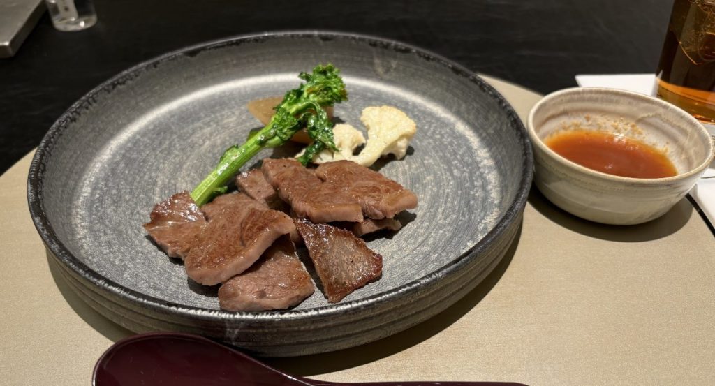 隠岐牛薄切りステーキと彩り野菜盛り合わせ