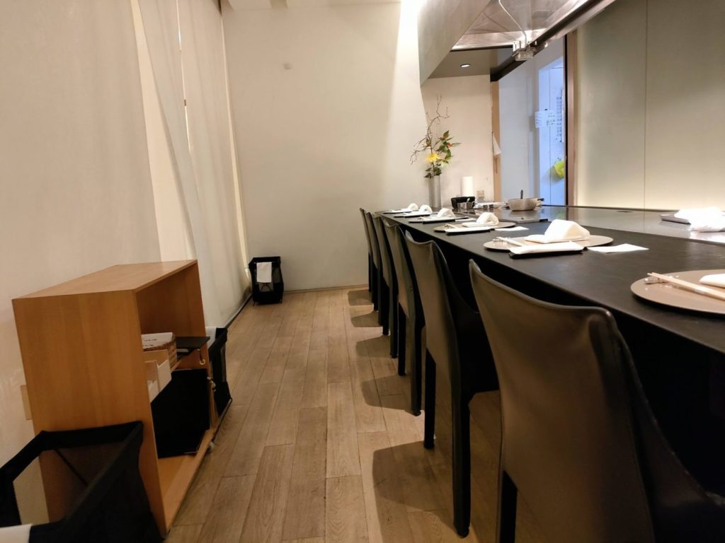 カウンター席と通路を分けるのれん