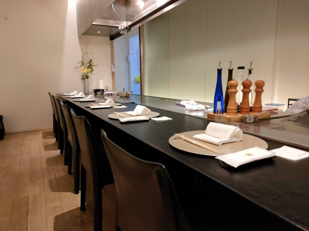 大きな鉄板前のカウンター席