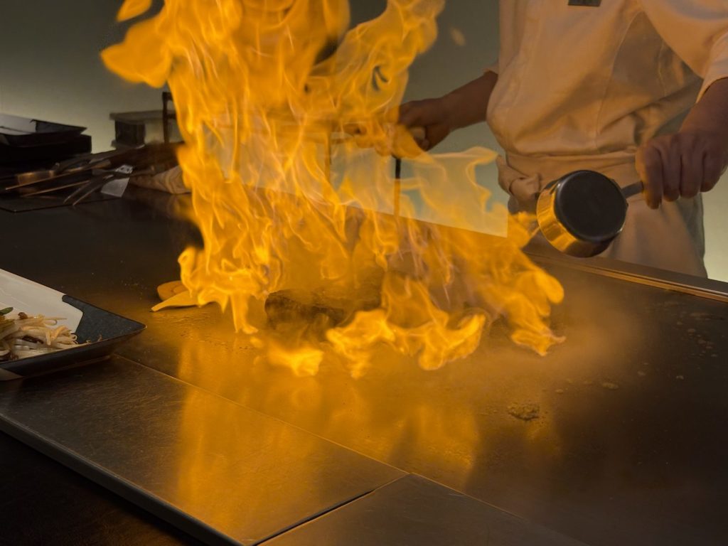 料理中にシェフがパフォーマンスをしてくれることも