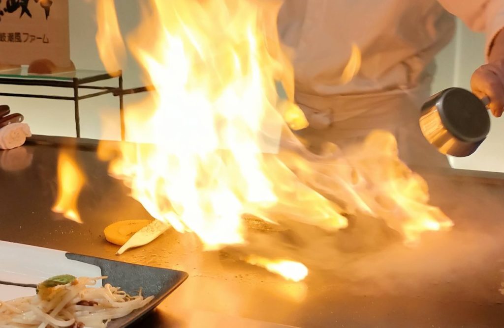 肉を仕上げるフランベ